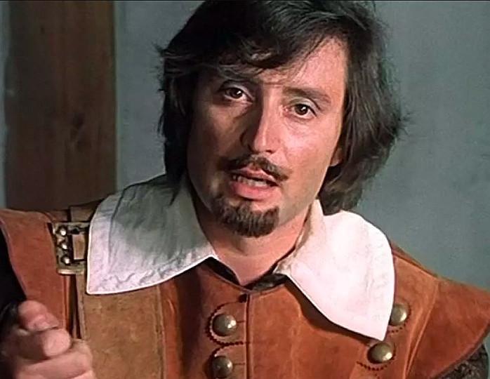 Вениамин Смехов сегодня дал показания в суде по делу Беркович и Петрийчук

Судья: В силу возраста, состояния здоровья будете стоя давать показания?
Смехов: Стоя

Судья удостоверяет личность свидетеля.

Судья: Ваше место работы
Смехов: В театре
Судья: В каком
Смехов: Куда позовут,