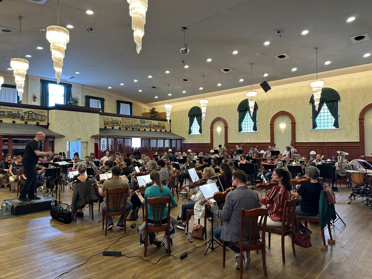 Deutsche Philharmonie Merck (@dphilmerck) on Twitter photo Am Sonntag, 9.6. spielen wir um 18 Uhr im <a href="/KlosterEberbach/">Kloster Eberbach</a> mit <a href="/conductorben/">Ben Palmer 🇪🇺</a> Anton Bruckners 7. Sinfonie und die vier letzten Lieder von Richard Strauss mit der Sopranistin <a href="/Nina_Bennet/">Nina Bennet</a>.
Karten unter philharmonie-merck.de oder an der Abendkasse. Hier ein paar Probeneindrücke. Am Sonntag, 9.6. spielen wir um 18 Uhr im <a href="/KlosterEberbach/">Kloster Eberbach</a> mit <a href="/conductorben/">Ben Palmer 🇪🇺</a> Anton Bruckners 7. Sinfonie und die vier letzten Lieder von Richard Strauss mit der Sopranistin <a href="/Nina_Bennet/">Nina Bennet</a>.
Karten unter philharmonie-merck.de oder an der Abendkasse. Hier ein paar Probeneindrücke.