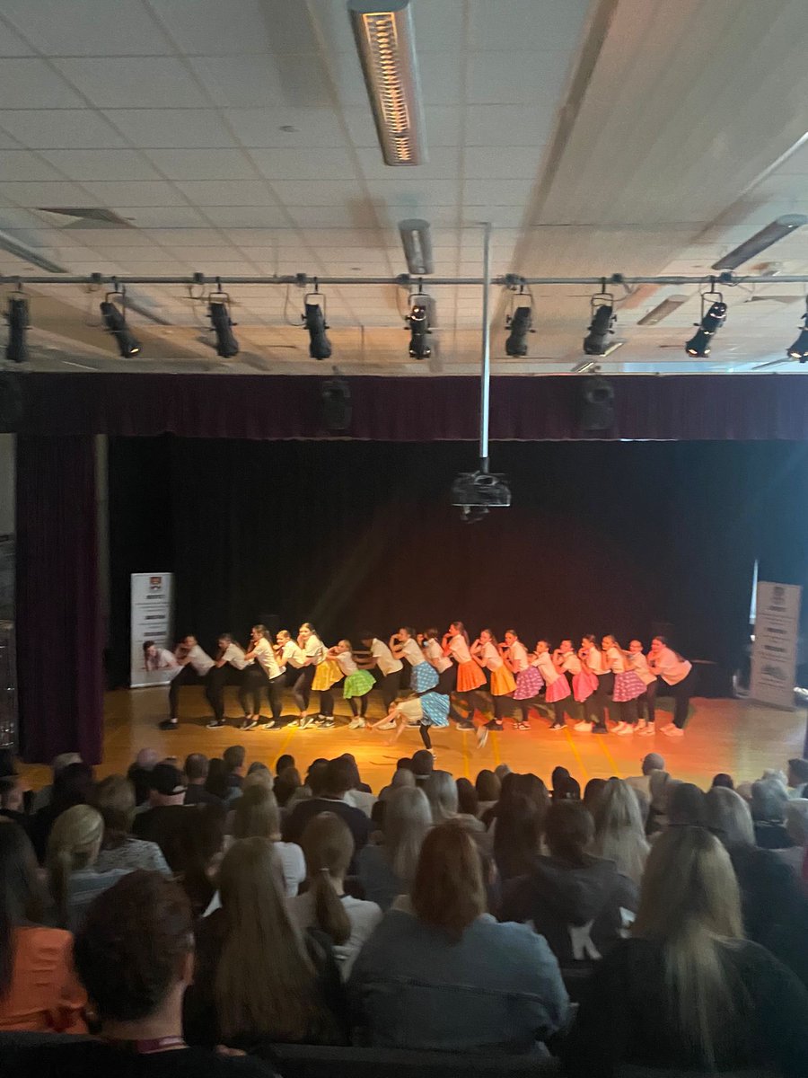 💫ALLOA SCHOOL OF DANCE💫

Unbelievably proud of every single pupil that was involved in last night’s showcase! You all did amazing 🤩