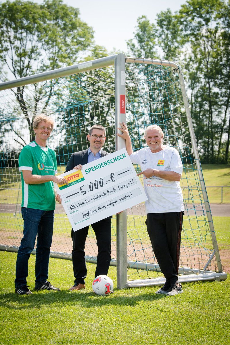 sachsenlotto's tweet photo. Guido Schäfer ist #Sachsenlottos neuer „Möglichmacher“. 
Mit der Aktion werden Initiativen &amp; Vereine mit 5.000 Euro unterstützt. Guido Schäfer hat sich entschieden, die Summe an die Elternhilfe für krebskranke Kinder Leipzig e.V. zu übergeben. https://t.co/0OpDzg2Yun https://t.co/KgLPk2OKUy