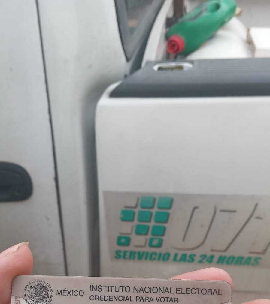 _5H31LA_'s tweet photo. Llevamos  mas de 12 horas en la colonia sin luz.

@CFE_Contigo no se ha presentado y ya ni si quiera contestan el 071, pero eso si... mandan gente para venir a hacer cortes de luz.

En fin... la hipocondríaca y el cinismo
#Monterrey
#SinLuz
@Cicmty
@multimediostv https://t.co/2IWgpKZsXw