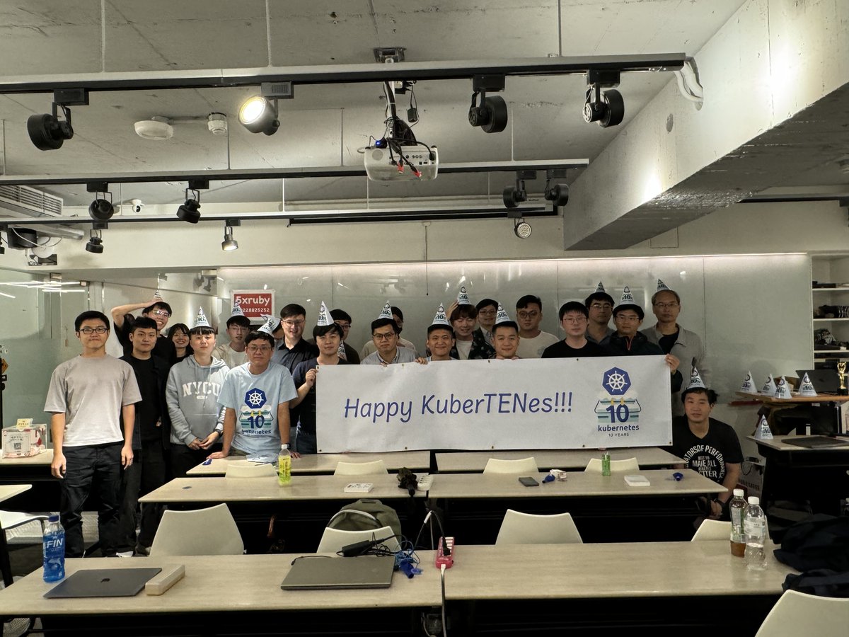 CloudNativeTW's tweet photo. 感謝各位今晚來一起慶祝 KuberTENes 活動！
本次參與抽樣調查 Kubernetes 最多入坑版本是 1.15~1.19，而且有人從連 Deployment 都還沒出現的時候就開始使用呢！
Kahoot 小活動，第一名跟第二名差距到了 3000 分，非常厲害！
對本次的閒聊專場如何呢？如果覺得好玩，歡迎下方留言，反應還不錯就有下次。 https://t.co/8jmmGcDZDW