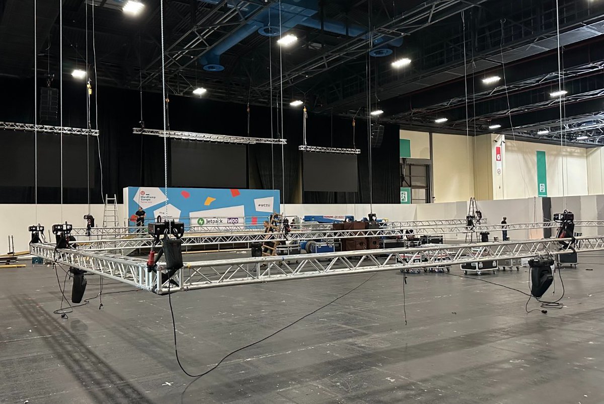 It's happening! 😍

Our Production team are on site <a href="/LingottoFiere/">Lingotto Fiere Torino</a> and the rigging is going up for Track 1! 

Can you spot the stage in the background and the large projection screens? 📽️

Just one week today, this room will be filled with attendees at Contributor Day! #WCEU