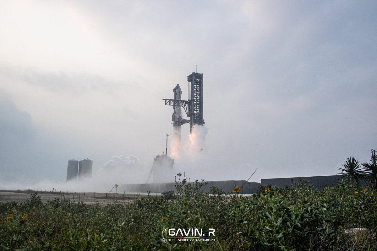 tweetsiphotos's tweet photo. Starship thunders off of the pad on its 4th flight test. 🚀🤯
📸: me for @TLPN_Official https://t.co/dv64Z9AJL6