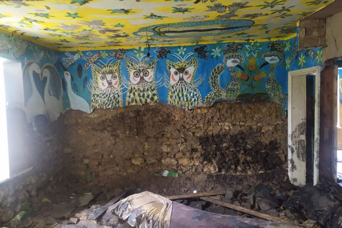 1 year ago 🇷🇺 blew the Kakhovka dam. The beautiful house of artist Polina Raiko (died 2004) at occupied Oleshky (Khersonska oblast) was flooded and unique mosaics were ruined. The artist painted her whole house at the age of 69. 🧵