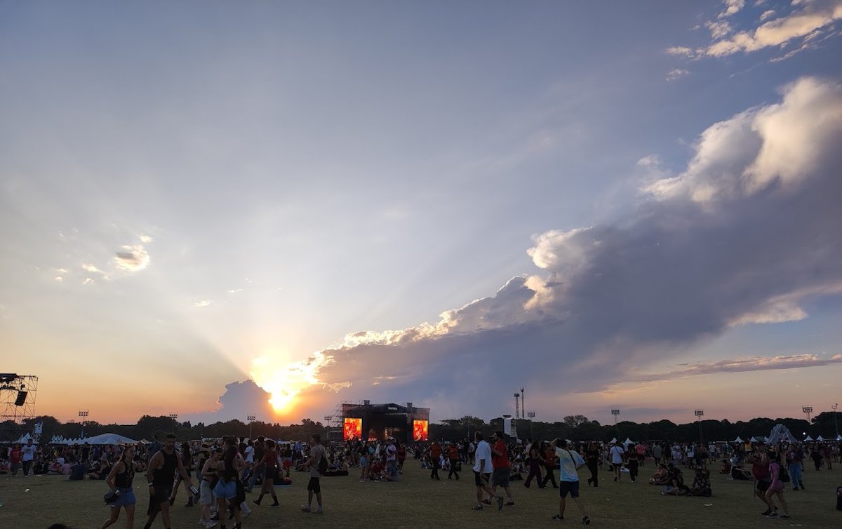 ramirojn87's tweet photo. @lollapaloozaar Los atardeceres siempre dan un buen show en el Lolla #LollaAR10Años https://t.co/rYhrtZ3Cig