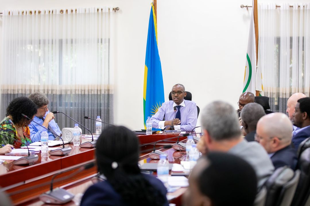 Constructive dialogue between @USAIDRwanda Mission Director, Jonathan T. Kamin, the USAID EG Office and IP Chiefs of Party, and @RwandaAgri @SERwigamba on implementation models and the joint desire to align USAID projects with Rwandan high priority areas for sustainable impact.