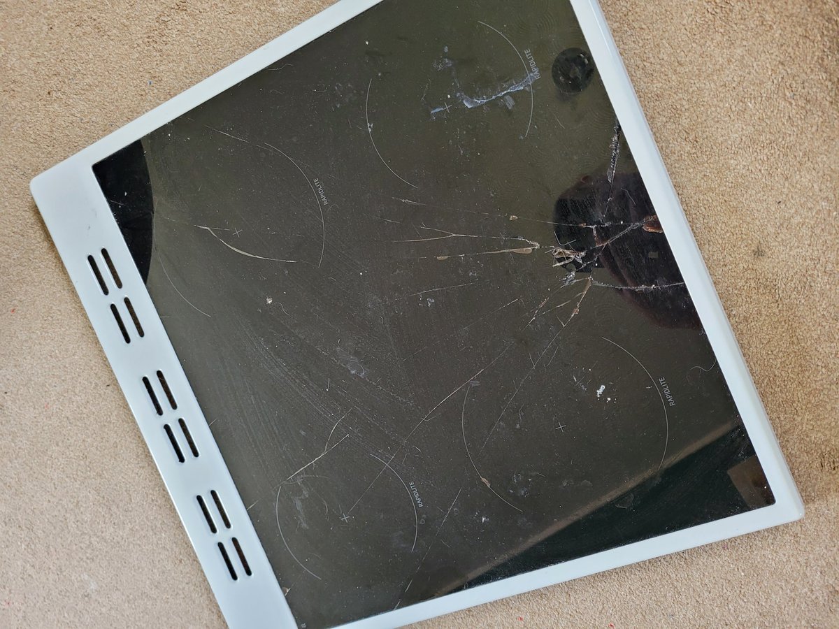 RDAppliances's tweet image. Don't lean too hard on these ceramic hobs!  An expensive lesson for this customer in Denny today. 

#CeramicCooker #Cooker #CookerRepair #ApplianceRepairs #DomesticApplianceRepairs #Denny #Falkirk