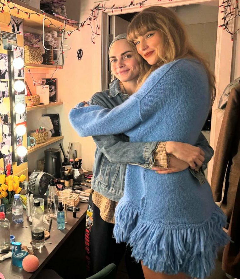 TheSwiftSociety's tweet photo. 📷| Taylor Swift and Cara Delevingne 🩵 https://t.co/XnVPbJ6MNB