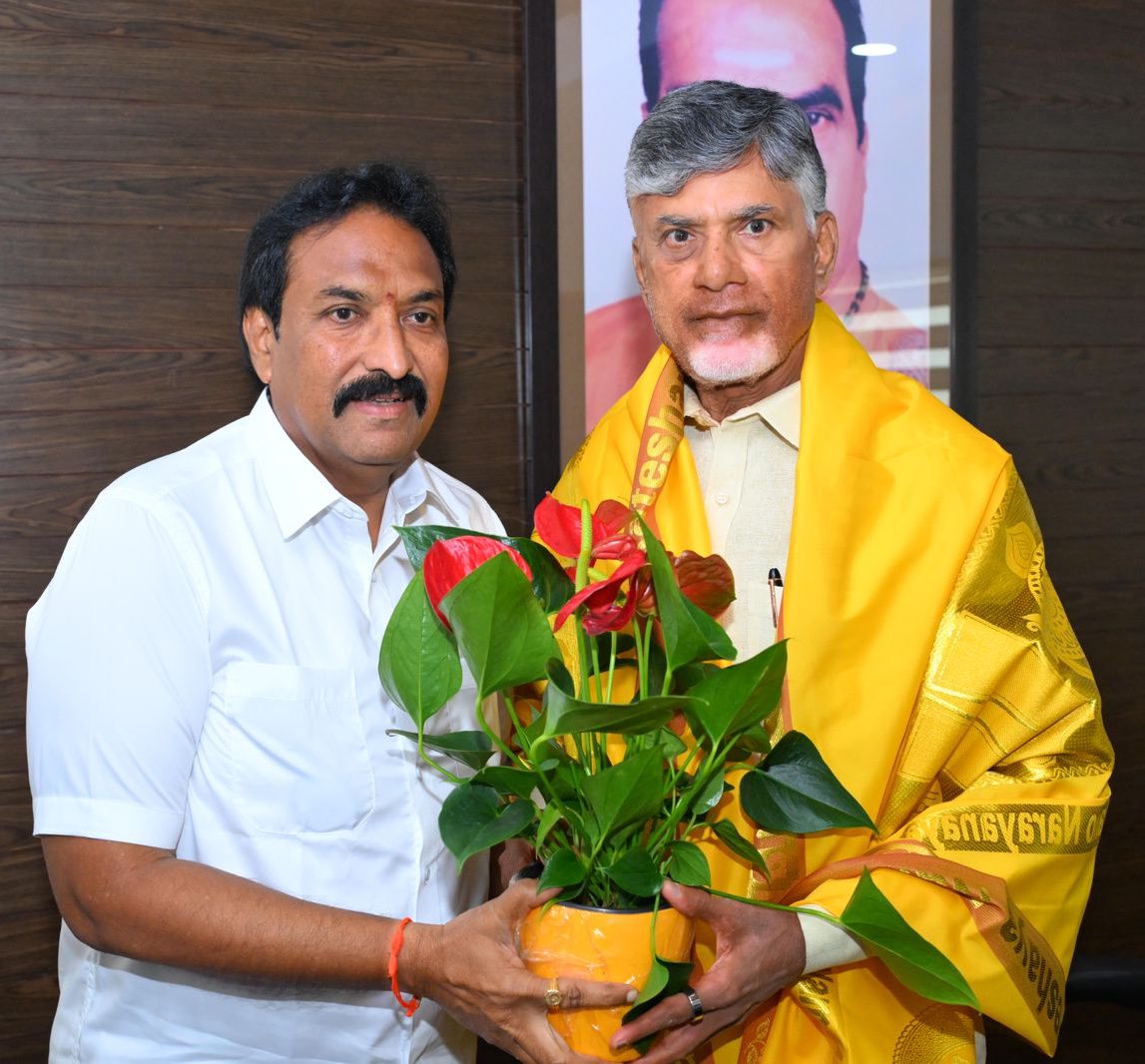 ItdpKothapeta's tweet photo. తెలుగుదేశం పార్టీ అధినేత కుప్పం నియోజకవర్గం కూటమి విజేత శ్రీ @ncbn గారిని మర్యాదపూర్వకంగా కలసిన కొత్తపేట నియోజకవర్గ కూటమి విజేత @BSatyanandaRao గారు మరియు వారి తనయులు @bandaru_sanjeev గారు.
#CBNIsBack #BandaruIsBack #AndraPradesh #TDPBounceBack #TeamBandaru #iTDPKothapeta https://t.co/ssAYwPJEJA