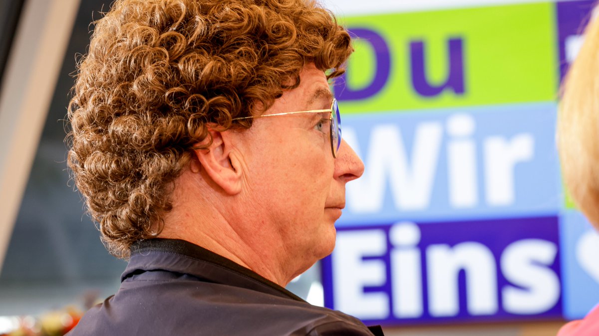 HendrikWuest's tweet photo. Einsamkeit ist die neue soziale Frage unserer Zeit. Wir müssen wieder mehr Verbundenheit untereinander und mehr Verständnis füreinander schaffen. Die Einsamkeitskonferenz hat viele wichtige Impulse geliefert. Gemeinsam gehen wir dieses wichtige Thema an! https://t.co/WFB11GispK