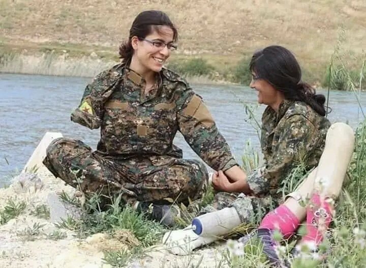 جنگ صرف جذبات سے لڑی جاسکتی ہے۔ 
جدوجہد آزادی کی اس تحریک میں عورت بھی قربانی دے۔