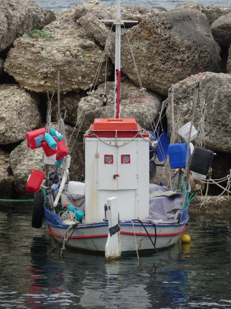 oldfastbowler's tweet photo. Found in the port of Agios Stefanos, Corfu. #boatymcboatface https://t.co/ZmGZKqalXO