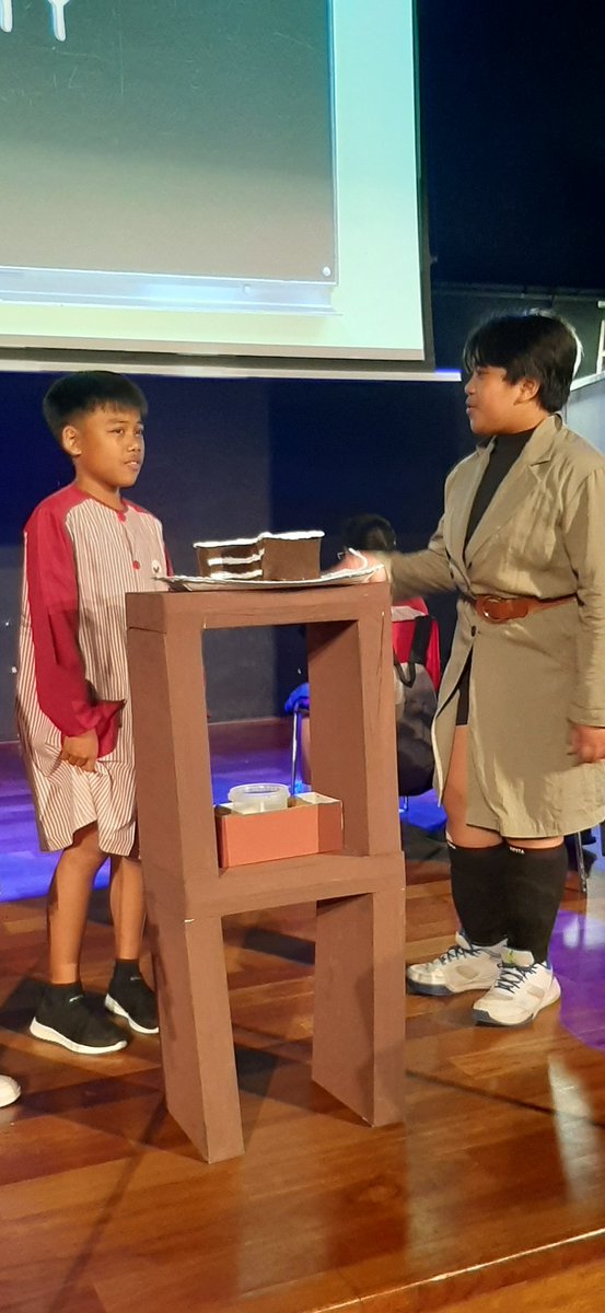 vedrunaangels's tweet image. Avui l'alumnat de 6è de primària ha representat el musical Matilda en anglès i ho ha fet espectacular! Enhorabona! El vostre esforç ha valgut la pena. #escolacompetent #intensament #teatremusical #anglès