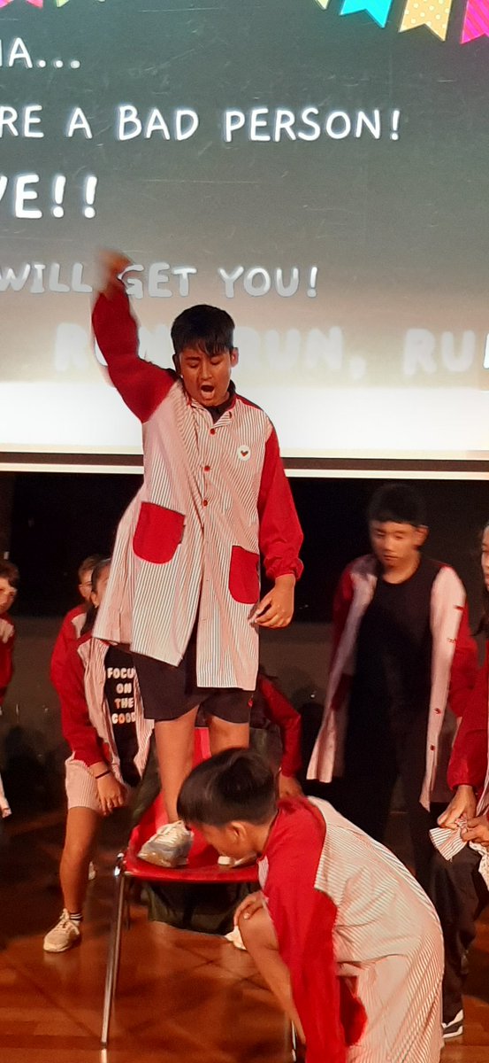 vedrunaangels's tweet image. Avui l'alumnat de 6è de primària ha representat el musical Matilda en anglès i ho ha fet espectacular! Enhorabona! El vostre esforç ha valgut la pena. #escolacompetent #intensament #teatremusical #anglès