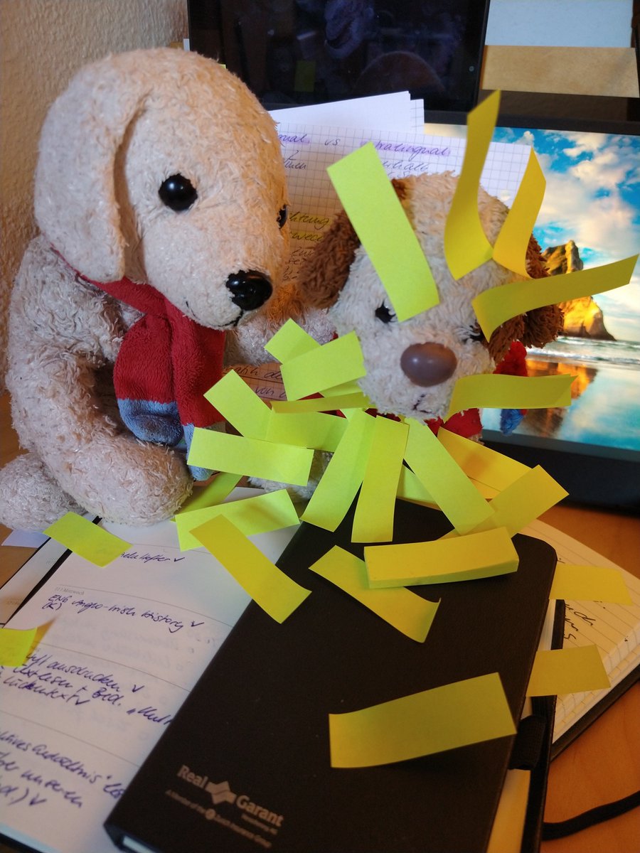 "Hey Flecki, was machst du denn da?"
"Onkel Hundi, der Mensch will doch mit der Unipferdistät fertig werden. Und er macht sich überall Lesezeichen rein, wo er was aufgeschrieben hat. Ich will helfen!"
"Und? Klappt's denn?"
"Ja... äh.. ONKEL HUNDI! HILFE!"