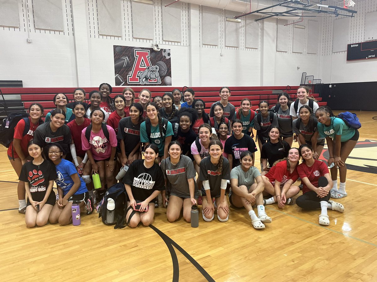 AustinBulldogVB's tweet photo. SSI and open gym were great today with a ton of new faces! Thank you ladies for being there and working hard! See you Monday for day 1 of MVP camp! #ALLIN https://t.co/MkyeHwfNwU