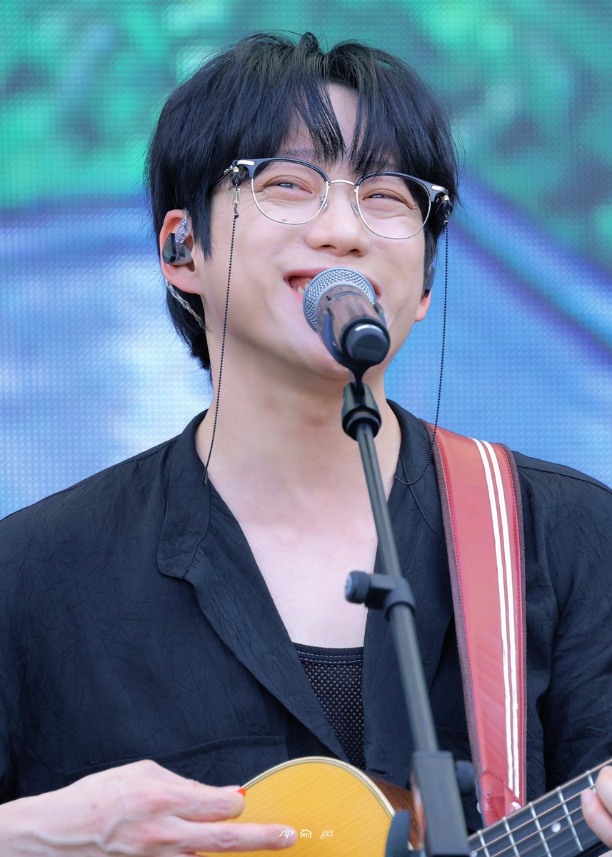 zip__ga's tweet photo. 240606 올해도 글렀나 봄
#10CM #십센치 #권정열 #올글봄

나는 그라데이션 부르다가 웃는 권정열에 약하다 https://t.co/thpXSJlO1m