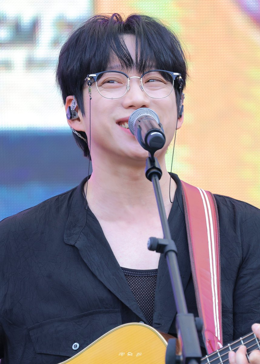 240606 올해도 글렀나 봄
#10CM #십센치 #권정열 #올글봄

나는 그라데이션 부르다가 웃는 권정열에 약하다