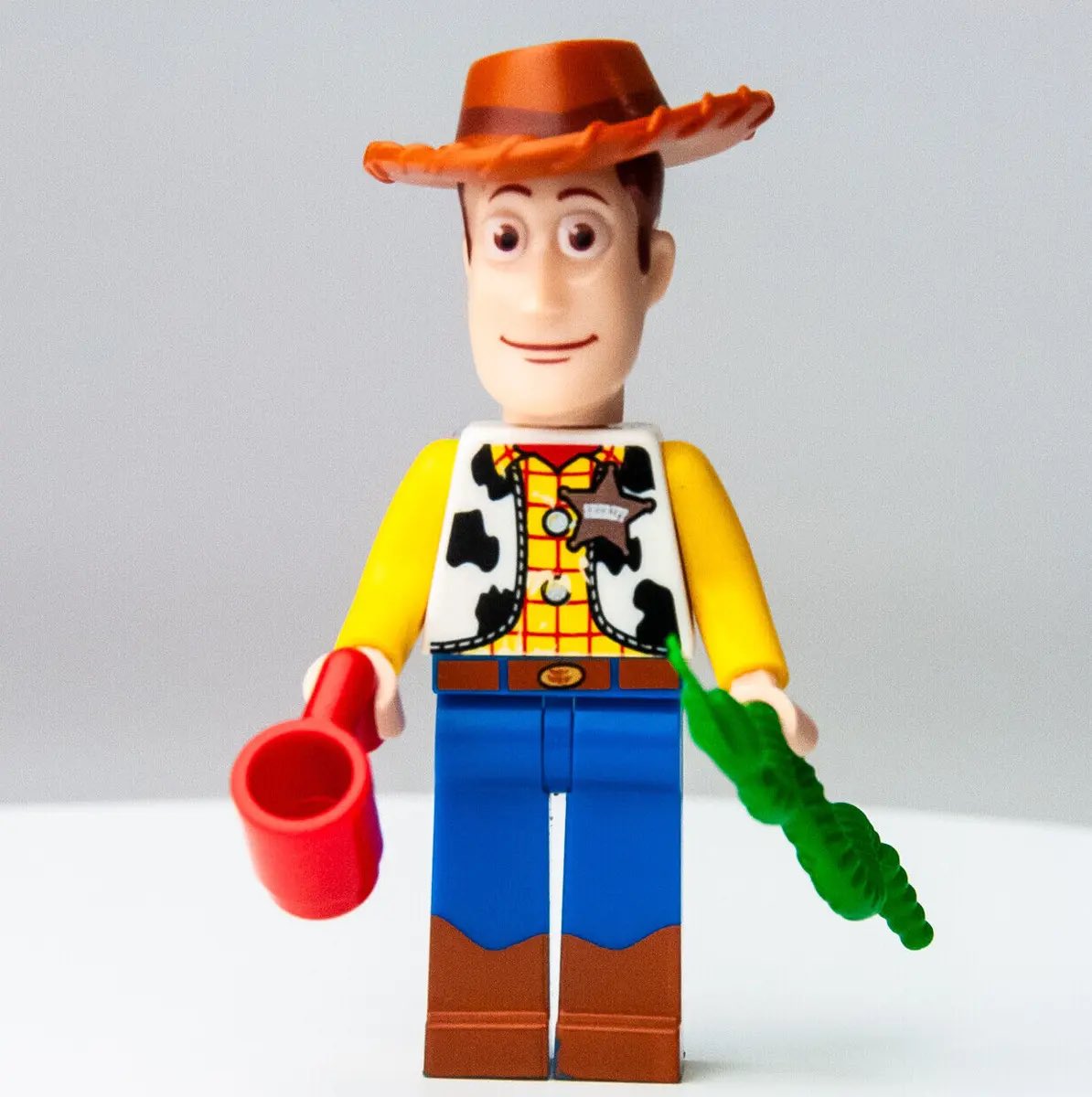 jaydotjayYT's tweet image. Literally OBSESSED with the Universal studio note that said “Snoop Dogg MUST be depicted as visibly taller than Pharrell and the other Lego minifigures and no you cannot use the Woody legs just figure it out”