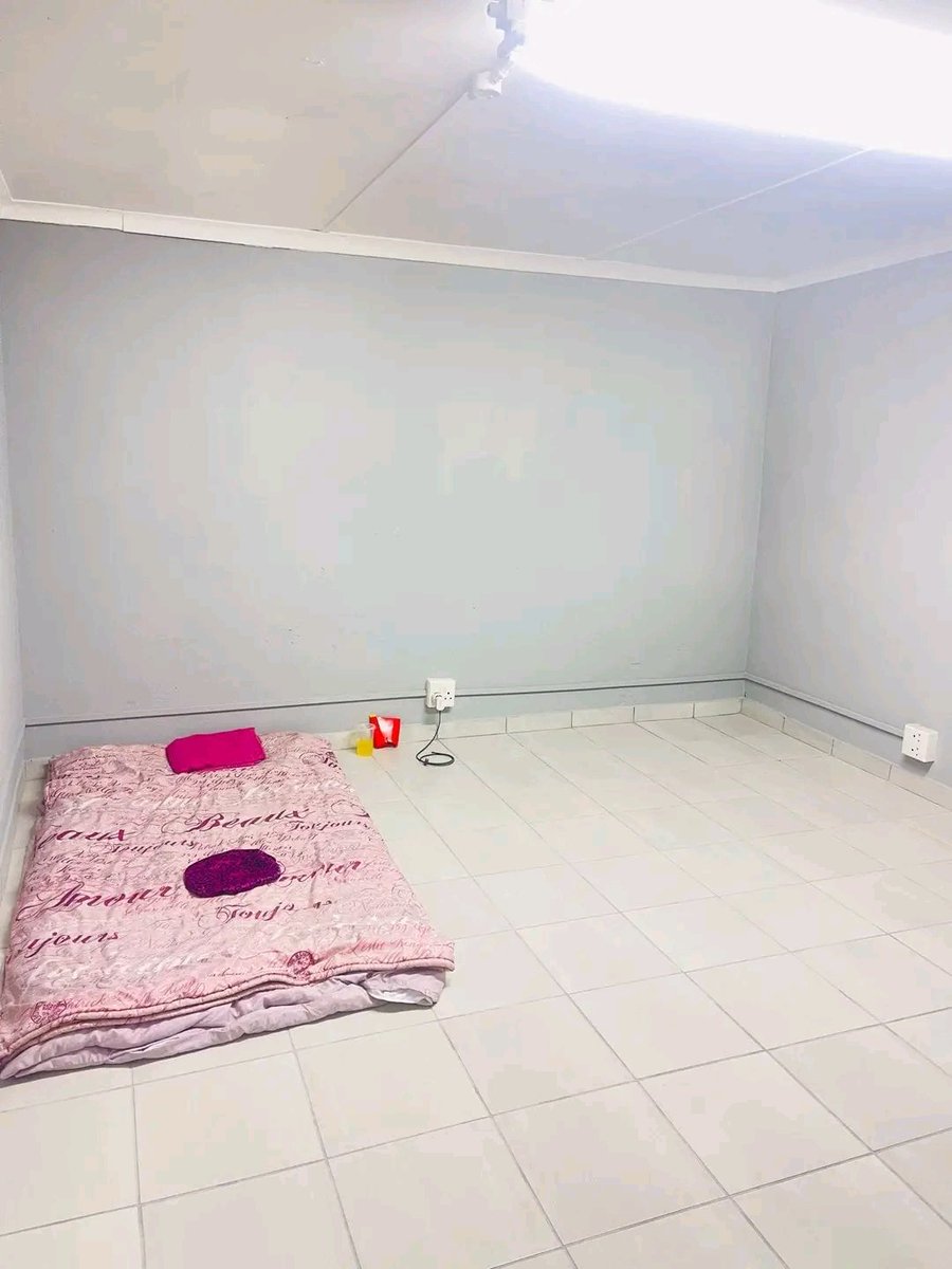 What's missing here to make a perfect room 🙋🏿‍♀️