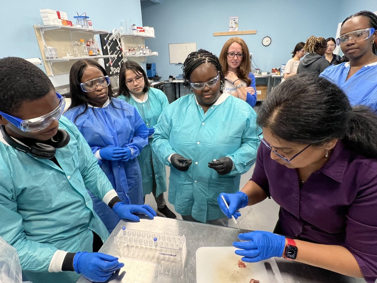 Yesterday we hosted an enthusiastic group of students from NIIMBL eXperience at the Albany College of Pharmacy and Health Sciences, exposing them to career options like those at Next Advance. They spent several hours engaged in hands-on activities and direct interactions with our