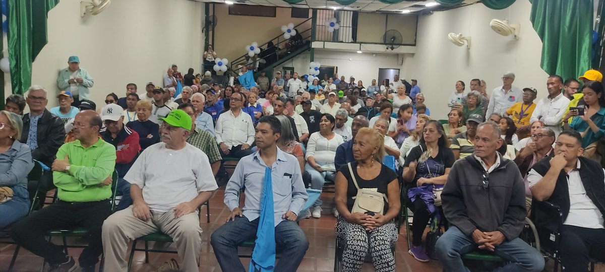RaulPagesAD's tweet photo. #Miranda | A casa llena y en compañía de la Plataforma Unitaria del municipio Guaicaipuro. Recibimos el mensaje de nuestros líderes @hramosallup y @PieroMaroun quienes están en Los Teques promoviendo a @EdmundoGU y la Unidad para ganar. Seguimos #ADelante. 🇻🇪👍🏼 https://t.co/UrH6UbTy2A