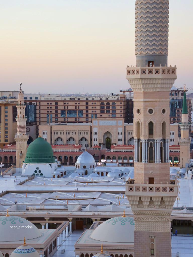 raway_alqasid's tweet photo. "والجذعُ يُسمَعُ بالحنينِ أنينُه
 وبكاؤُه شوقًا إلَى لُقياكَ
 صلّى عَلَيْك اللَّهُ ياعلمَ الهُدى
 ما ٱشتاقَ مُشتاقٌ إلَى رؤياكَ" ﷺ https://t.co/NHRRSxFsj2