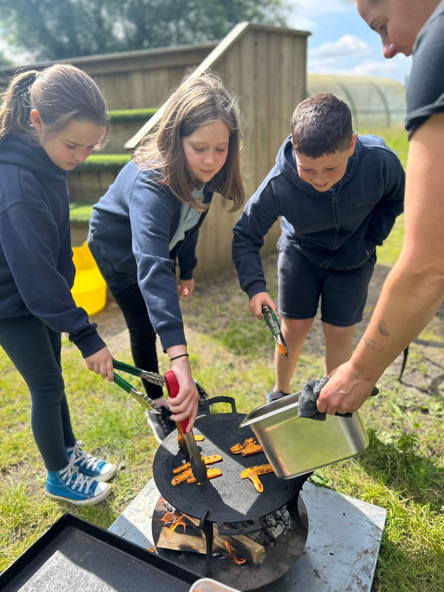YsgolFfwrnes's tweet photo. Diwrnod arbennig gyda #cook24 heddiw. Y disgyblion yn dysgu sgiliau newydd ac yn mwynhau gwledd. https://t.co/P0r8rOL3VZ
