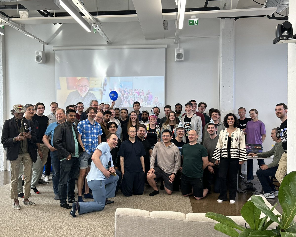 KubernetesFin's tweet image. We took a group picture 😍 Thank you @jbeda for an amazing talk and Q&amp;amp;A! 🙌