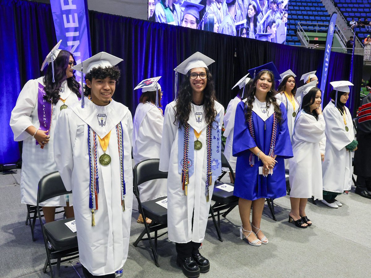 SAISD's tweet photo. 🎉 Congratulations to our Lanier High School graduates who walked the stage yesterday at Freeman Coliseum!
🎉 ¡Felicidades a nuestros graduados de Lanier High School que cruzaron el escenario ayer en el Freeman Coliseum!
#SAISDFamilia #SAISDGraduation #Classof2024 https://t.co/TQI1bqiuvR