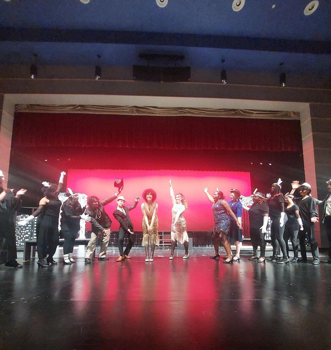 FINAL PERFORMANCE TONIGHT AT 6:30 P.M.
EHS Theatre Company Stages" Chicago" (Teen Version)
everettpublicschools.org/apps/albums/sc…