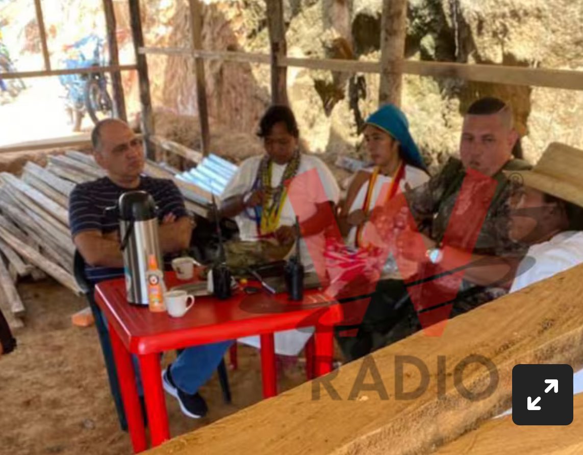 Betocoralg's tweet photo. Esto es absolutamente grave. El mismo alcalde que se robó las elecciones en Santa Marta, @CarlosPinedoC reunido con César Gustavo Becerra Gómez, alias ‘Camilo’, comandante y vocero de las Autodefensas Conquistadoras de la Sierra Nevada (ACSN). La @WRadioColombia reveló las pruebas y fotografías https://t.co/cOEezWhB48 vía @WradioColombia