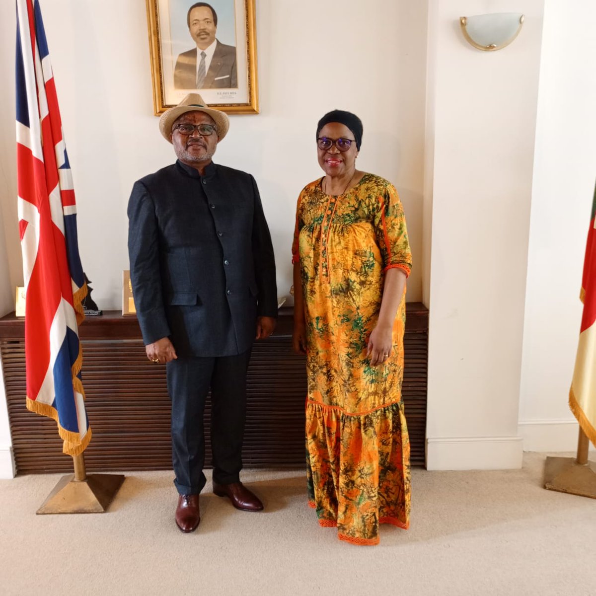 Madame Louisette-Renée THOBI, Secrétaire général, a rendu une visite de courtoisie à S. E. M. Albert NJOTEH FOTABONG, Haut-Commissaire du Cameroun au Royaume-Uni, ce mercredi 05 juin.