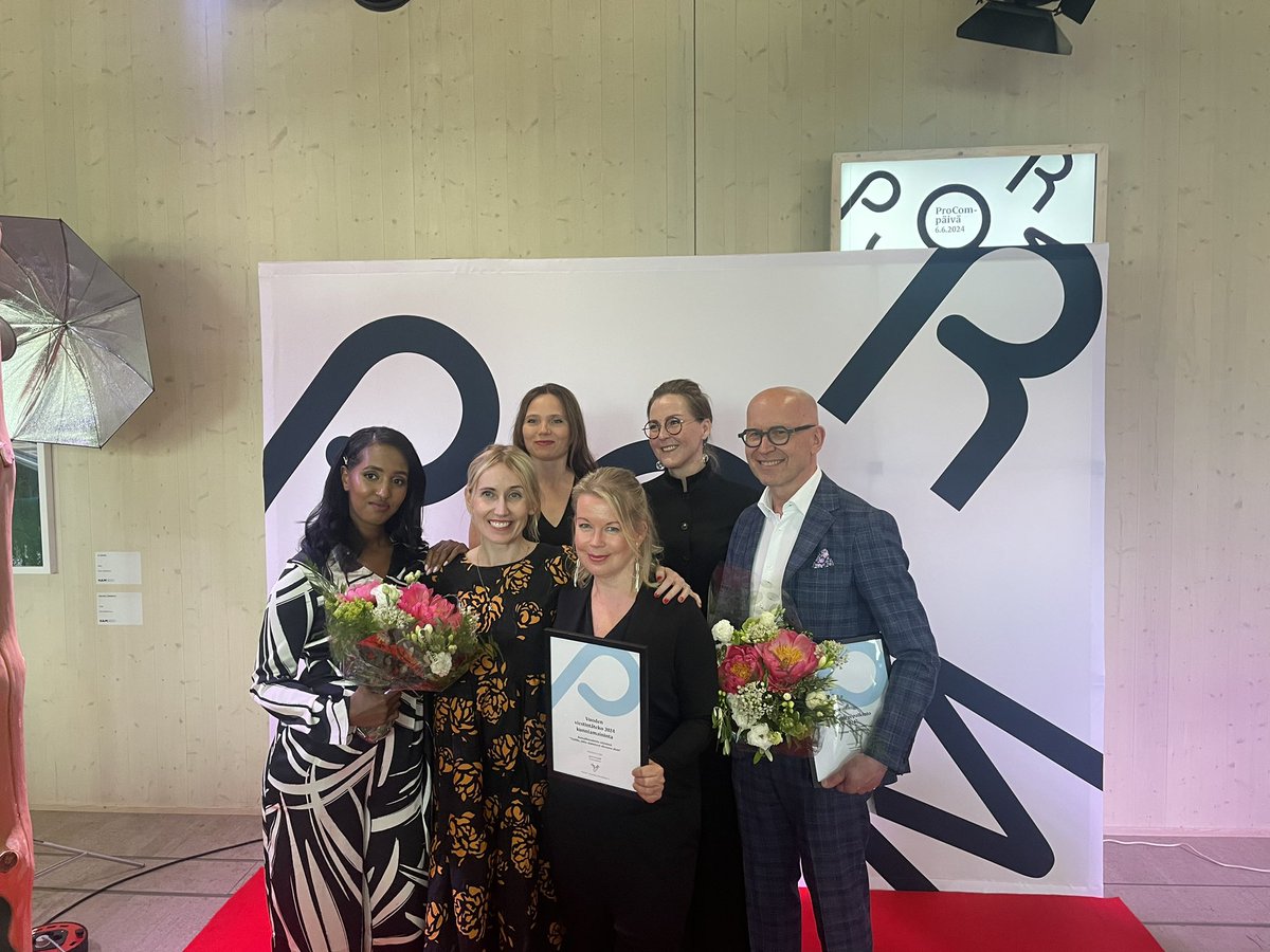Aoksanen's tweet photo. Onnea vielä #procomday palkitut, joista osa kuvassa: rohkeat viestijät @Twivikka @TuomoYliHuttula sekä vuoden tärkein teatteriteko Tytöille, jotka ajattelevat olevansa yksin #työryhmä @SKTeatteri https://t.co/BQ9V3cxtg3