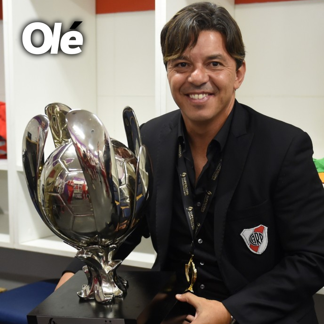 DiarioOle's tweet photo. A 10 AÑOS DE LA ASUNCIÓN DE GALLARDO COMO ENTRENADOR DE RIVER 🔙⬜️🟥

📆👔 Un 6 de junio de 2014, el Muñeco era oficializado como DT del Millonario como reemplazante de Ramón Díaz. El ídolo del club llegada luego de su paso por Nacional, para luego convertirse en el DT más ganador de la historia del equipo de Nuñez

Los títulos de Gallardo con River 🏆🔝
➤ Copa Libertadores (2015 y 2018)
➤ Copa Sudamericana (2014)
➤ Recopa Sudamericana (2015, 2016 y 2019)
➤ Suruga Bank (2015)
➤ Copa Argentina (2016, 2017 y 2019)
➤ Supercopa Argentina (2018 y 2021)
➤ Liga Profesional (2021)
➤ Trofeo de Campeones (2021)