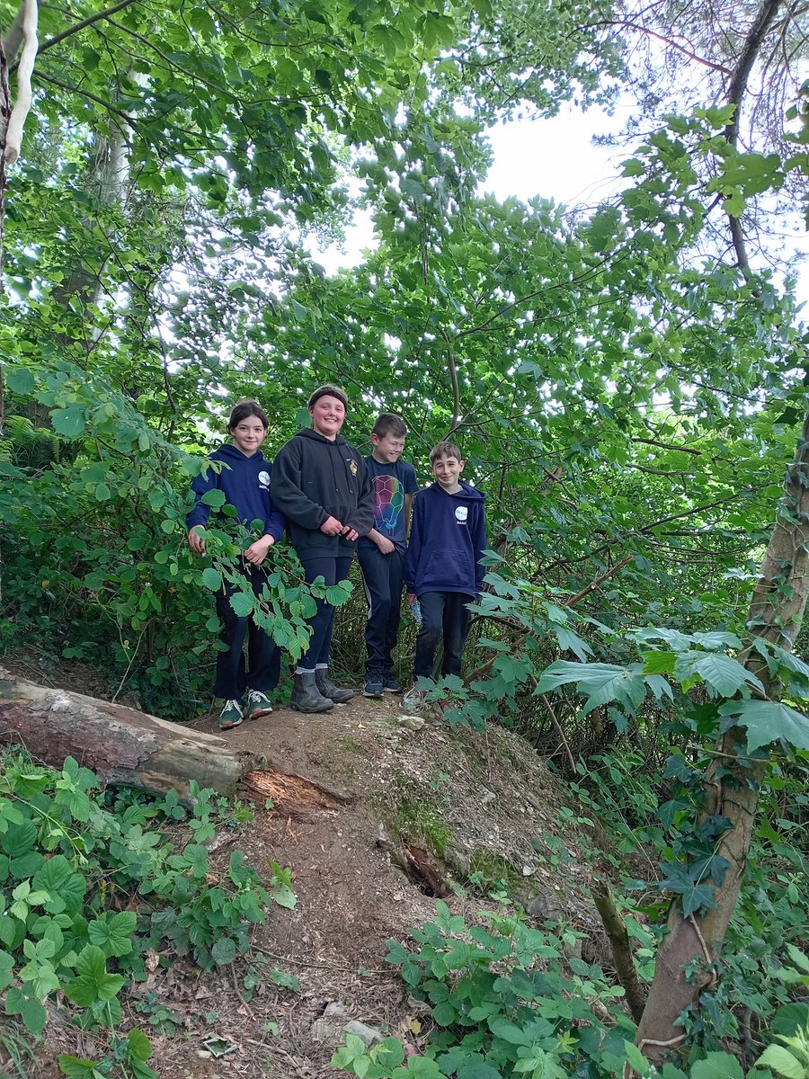 Dosbarth Braich Garw spent quality time in 'Coed Lleol' with Jenny and Zena. We were transported back in time to explore ancient crafts connected with nature. Everybody worked diligently to produce their own pouch from dyed wool. Diolch o galon am y profiad ac am nawdd <a href="/celfcymru/">Celf</a>