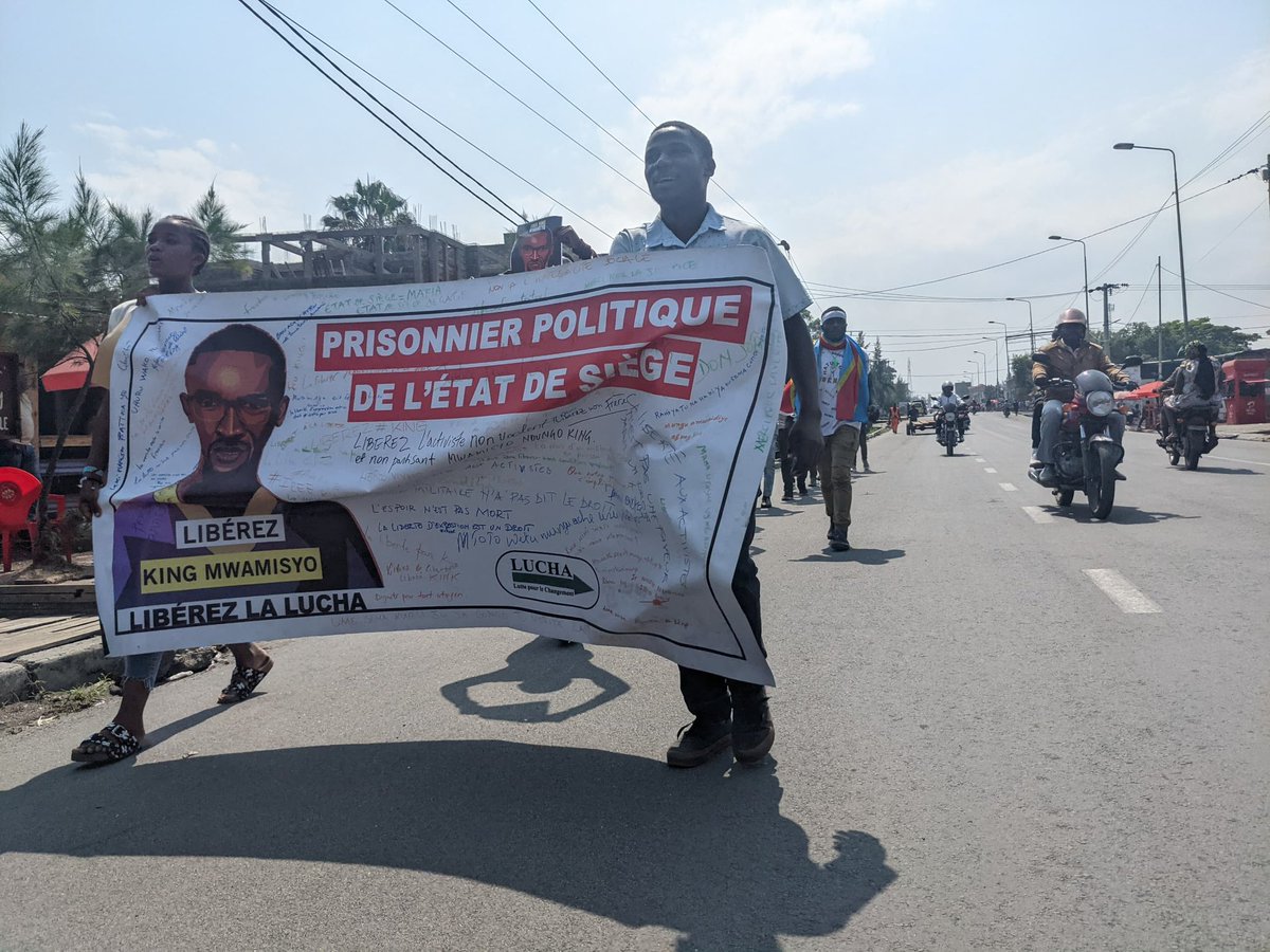 PeterNyamwesa's tweet photo. 🇨🇩 
Je réclame la libération sans condition de mes camarades de @luchaRDC 
Le régime soit disant socialiste de Kinshasa ne devrait pas s'attaquer aux citoyens qui manifestent pacifique  plutôt libérez Mwamisyo King de la prison de Goma.
#freeLUCHA
#freeking https://t.co/Pq75OkkPVu