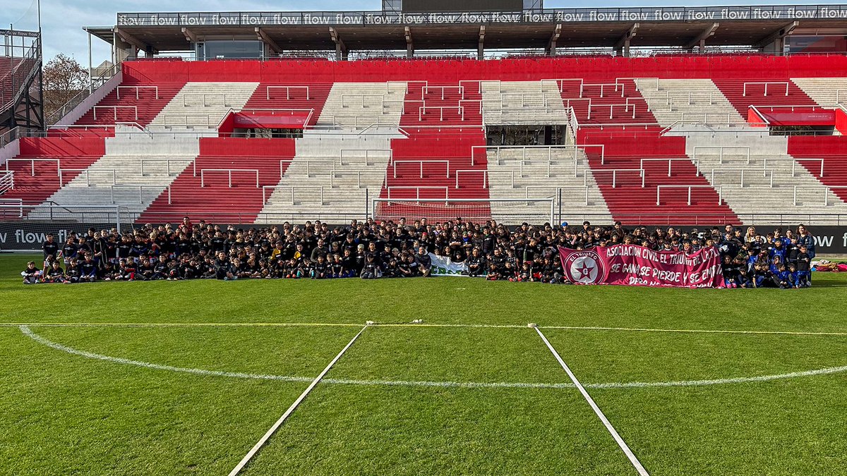EdelpOficial's tweet photo. El cierre ideal para el 𝗔𝘀𝗽𝗶𝗿𝗲 𝗜𝗻 𝗧𝗵𝗲 𝗪𝗼𝗿𝗹𝗱 𝗙𝗲𝗹𝗹𝗼𝘄𝘀 – 𝗧𝗵𝗲 𝗪𝗼𝗿𝗸𝘀𝗵𝗼𝗽 𝗧𝗼𝘂𝗿 ✍️

📍 En UNO, con la presencia de nuestro presidente Juan Sebastián Verón y la asistencia de más de 400 chicos de clubes de barrio de la ciudad, concluimos tres increíbles jornadas de intercambio y conocimiento. ¡Gracias a todos! 👏