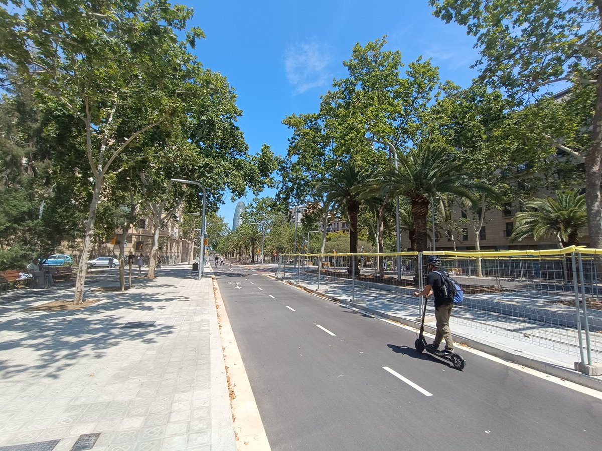 inasoni's tweet photo. - Voy a cortar la Diagonal de Barcelona, quitar los carriles de coches, y dejar sólo peatones, bicicletas y transporte público.

- Sí claro. No te lo crees ni tú.

- Sujétame el cubata. https://t.co/zp0AXvy8b6