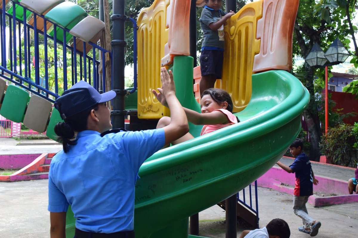 #Nicaragua celebra la semana de la niñez y los 👮👮‍♀️ están comprometidos para fortalecer la seguridad de los mimados de la Revolución 👶👦👧

Presentes en los colegios 👩‍🏫 en los parques 🎢 en las calles 🛣 ahí donde nuestras niñas y niños requieran

#45JuntoConLaComunidad
