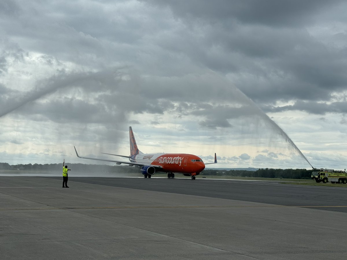 First sun country flight landing at #syracuse airport. Water cannons celebrating flight from Minneapolis