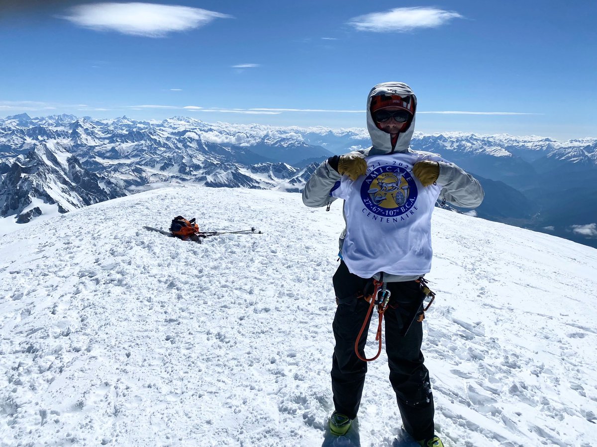 #Amicale27BCA occupe le sommet de l’Europe. Après le Fanion en juin 2023, c’est le logo du 100e qui flotte sur le Mt-Blanc aujourd’hui. Bravo Axel