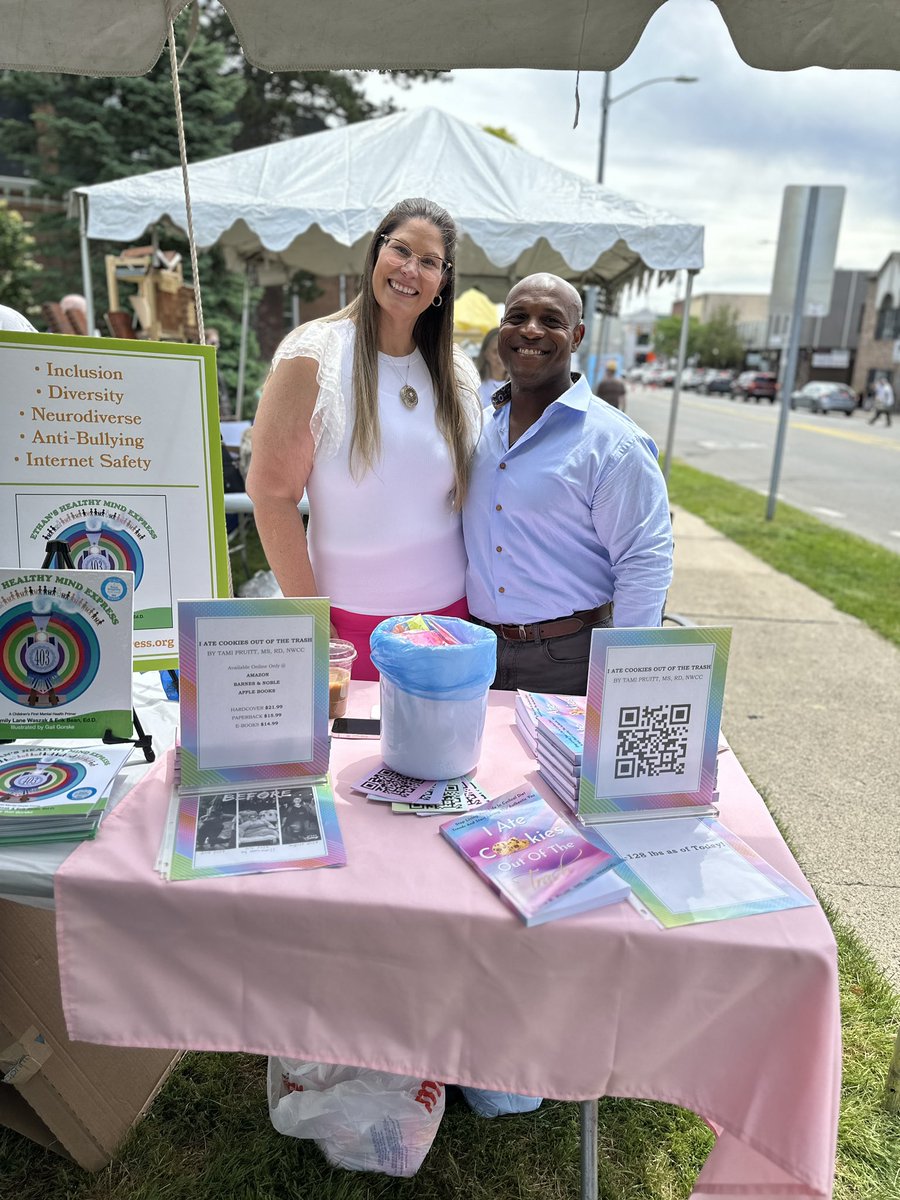 RochWriters's tweet photo. [2/2] 👏 KickstART Farmington 👏 Farmington Community Library

#AuthorFair #FabFest #RochesterWriters #artonthegrand #michiganwriters #books #localauthors #inspiration #Fun #Gratitude https://t.co/SVoliIjtbX