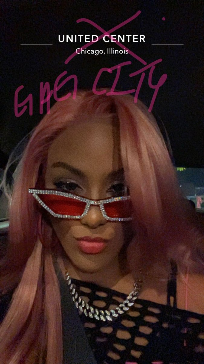Myeezy19's tweet photo. @NICKIMINAJ Me and my mom went to #GAGCITYChicago and had a moment for life!🩷 First time seeing the queen in person we can’t wait until #GAGCITYKANSASCITY 10/1 hopefully closer seats🩷🤍🤩 https://t.co/oRrNbFeJxS