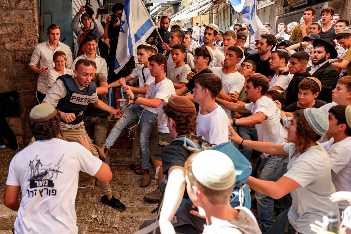 18 arrested after violence breaks out at annual israeli nationalist “flag march” through jerusalem
 
seen here: palestinian journalist saif kwasmi swarmed