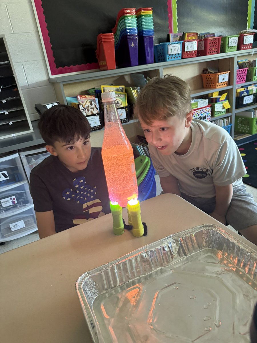MissStumm's tweet photo. Learning about density w/ our Capstone seniors by making lava lamps! 🌋🌋🌋 @Discovery_elem #thirdgrade #science https://t.co/KBKXQzhdt1