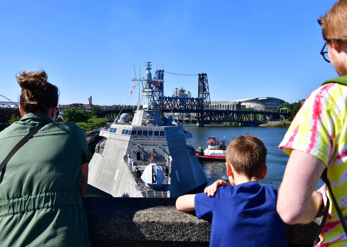 USS Montgomery (LCS 8), along with vessels from U.S. Coast Guard & Royal Canadian Navy, arrived in Portland, Oregon, yesterday for @PDXRoseFestival #FleetWeek. Ship tours run today thru Sunday, 10 am-4pm. We hope to see you in downtown Portland! Details: rosefestival.org/events/2024/20…