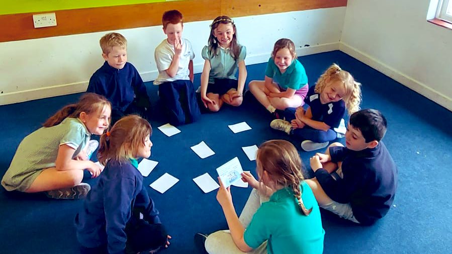 ysgol_y_dderi's tweet image. Blwyddyn 1 a 2 wedi creu Enfysau Empathi a thrafod senarios cyfeillgarwch ar Ddiwrnod Empathi heddiw 🌈😍@EmpathyLabUK #Lles #Ffrindiau