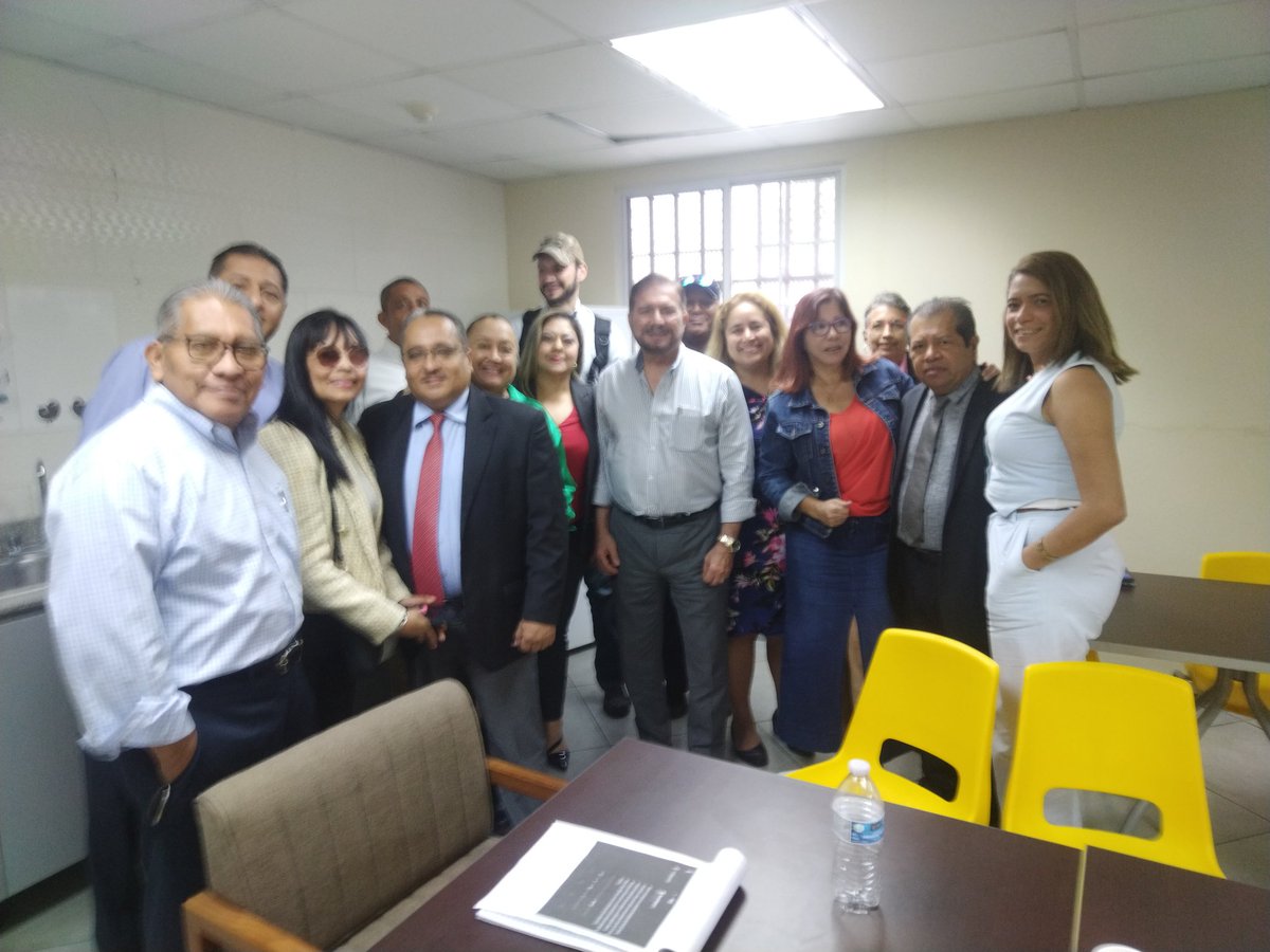 BoydCarmen05's tweet photo. Muy complacida con la reunión sostenida entre nuestro copartidario Roberto Henríquez, y representantes de diversas secretarías del CD. (Ambiente, Seguridad, Turismo, Jurídica, Prensa, Mujeres, Inclusión). Nuestra confianza está con @RCHENRIQUEZ https://t.co/iHEqdwJVju